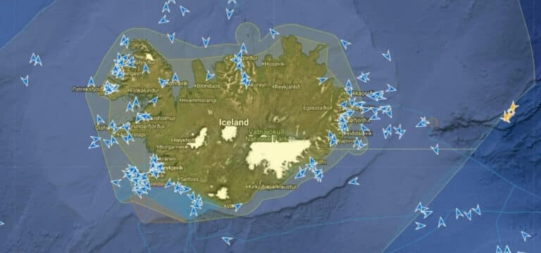A comprehensive overview map in Trackwell FiMS displaying hundreds of vessel positions, including foreign fishing fleets, across the Icelandic Exclusive Economic Zone.